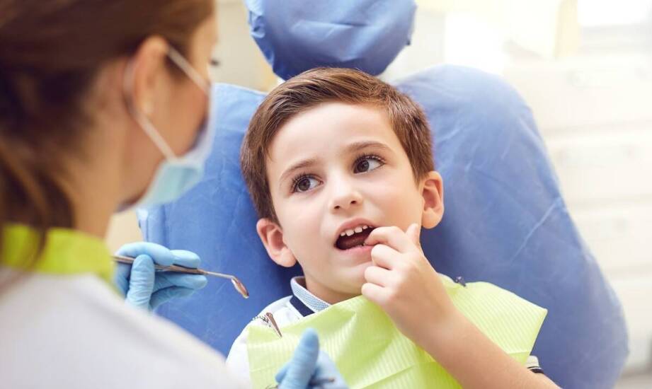 Jak przygotować dziecko do pierwszej wizyty adaptacyjnej u dentysty bez wzmacniania lęku
