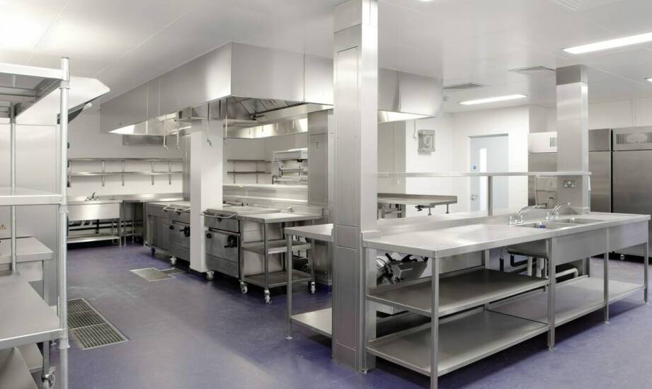 Dobór preparatu do stali nierdzewnej w kuchni gastronomicznej: od tłuszczu po smugi