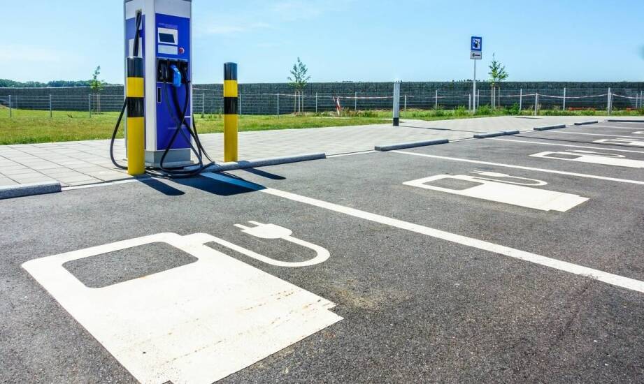 Parking i ładowanie auta elektrycznego w nadmorskim hotelu w Gdańsku przed pobytem