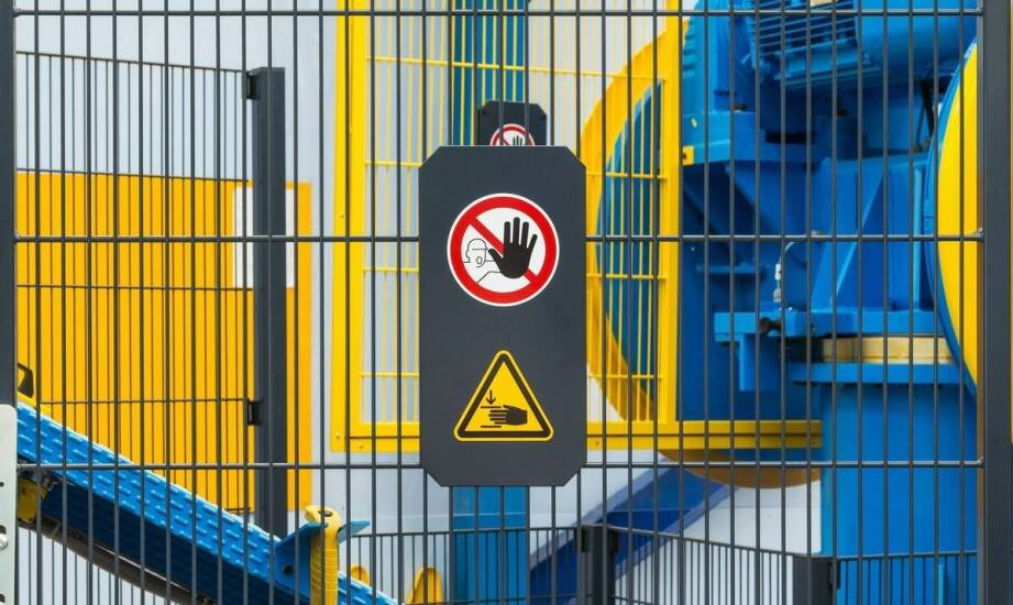 Dlaczego trwałe oznaczenia BHP w hali produkcyjnej muszą pasować do miejsca i warunków pracy?