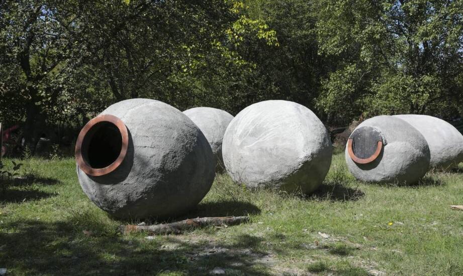 Jak betonowe kule budują rytm przestrzeni między nawierzchnią, zielenią i małą architekturą