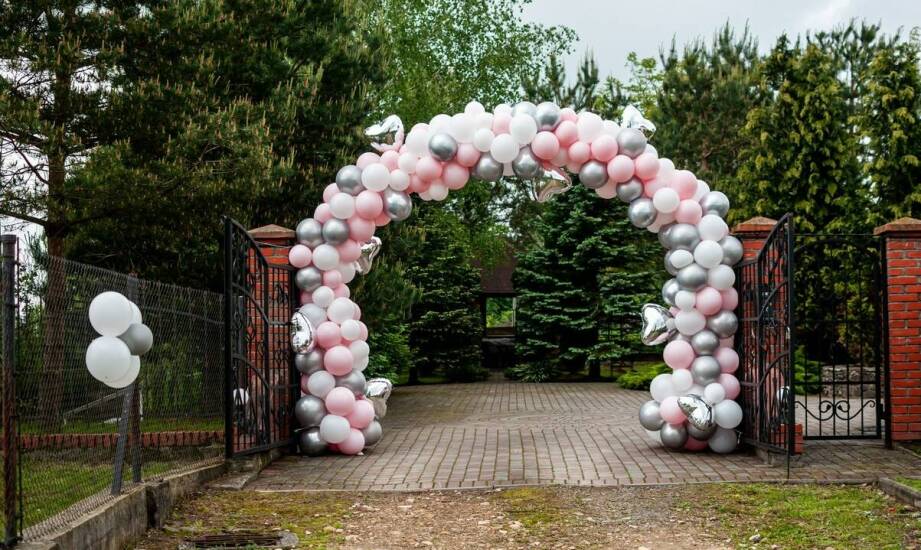 Jak ułożyć wielkanocną dekorację balonową w domu i przy wejściu