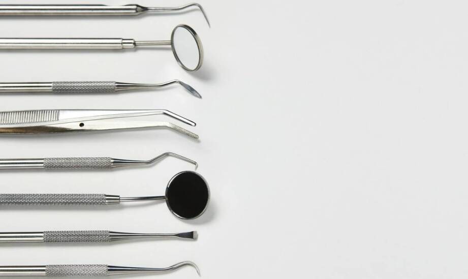 Jak trójenzymatyczna formuła rozkłada osady organiczne na narzędziach stomatologicznych