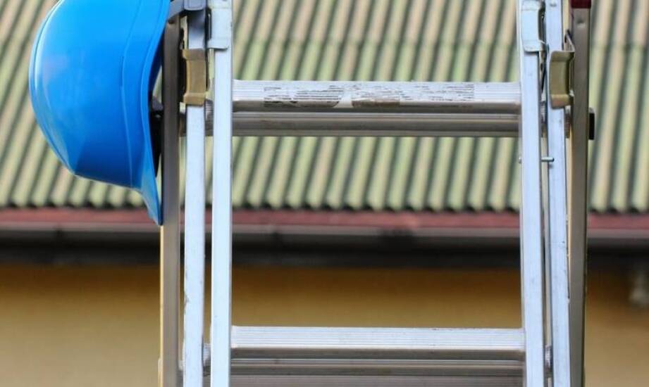 Jak dobrać drabinę opieraną do wysokości pracy, podparcia i rodzaju zadania