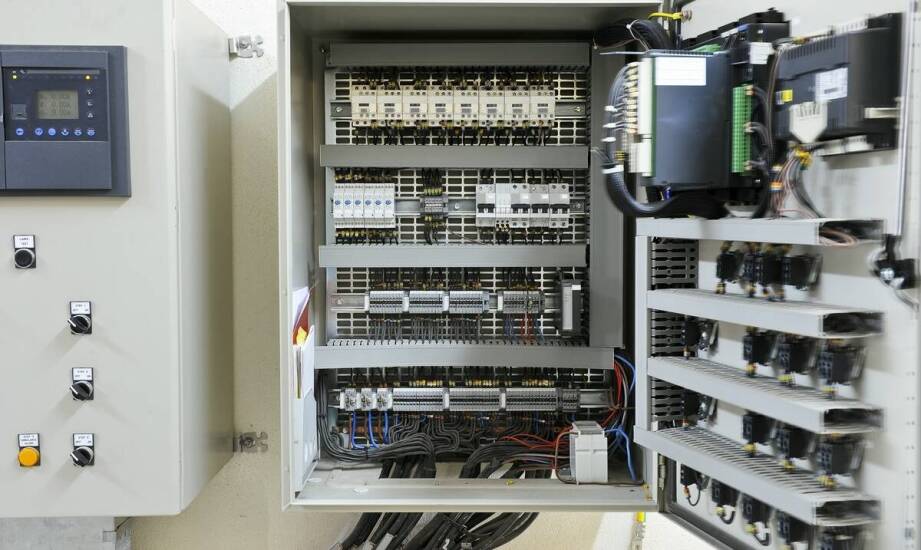 Dlaczego PLC i panel operatorski po złożeniu szafy nadal nie wymieniają danych