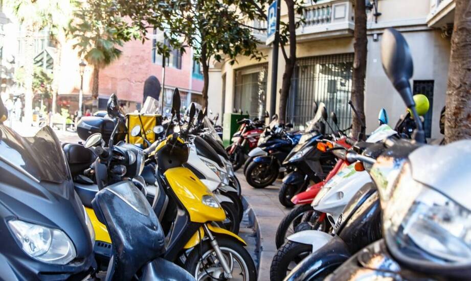 Skuter 50 ccm czy 125 ccm — który wariant lepiej sprawdza się w codziennych dojazdach po mieście