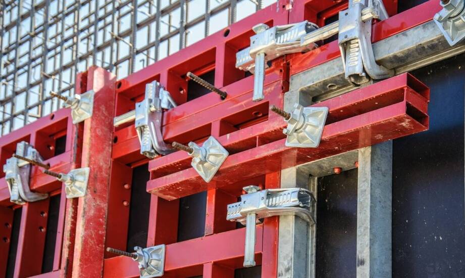 Jak specyfikacja projektu porządkuje wybór wyrobu metalowego dla reklam, budowy i mebli