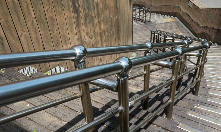 Jak uniknąć efektu ciężkiej hybrydy przy balustradzie ze stali i drewna