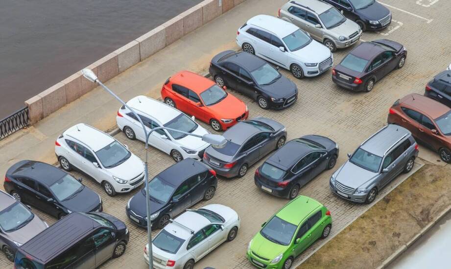 Samochodem na Podzamcze — jak połączyć parking z trasą spaceru po okolicy fontann