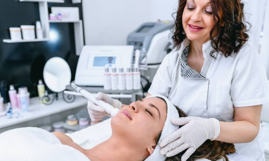 Czym różni się dermatologia estetyczna od klinicznej i jakie problemy skóry obejmuje
