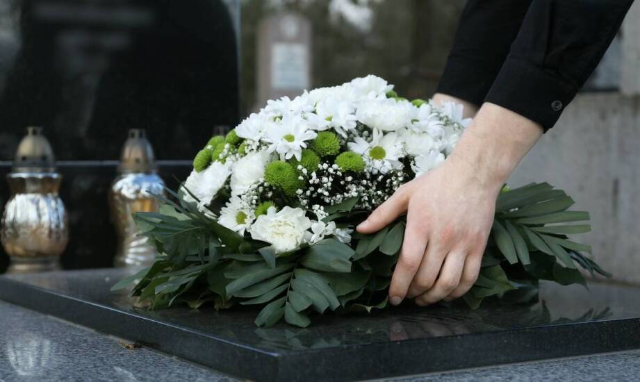 Jak dopasować wieniec pogrzebowy do wąskich alejek i warunków cmentarza w Jaworzu