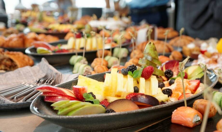 Jak komponować sezonowe owoce na bufecie hotelowym, by wspierały odbiór świeżości