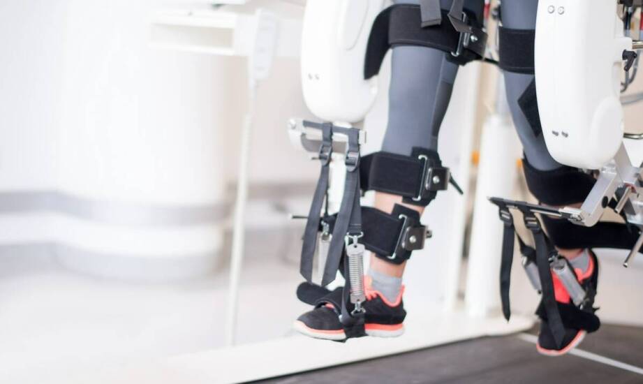 Kolano w protezie po amputacji — czym różnią się mechaniczne, pneumatyczne i elektroniczne rozwiązania