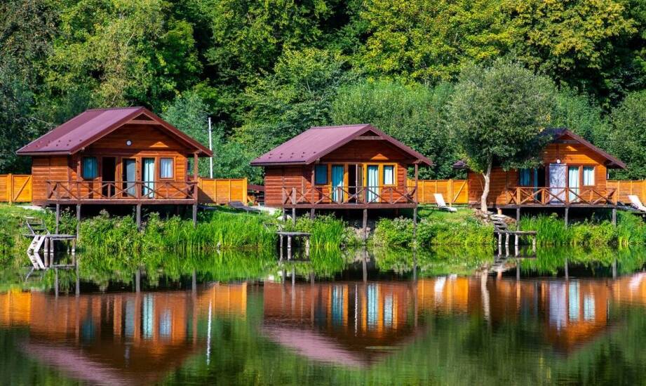 Pobyt z dziećmi nad kaszubskim jeziorem — co decyduje o wygodzie rodziny