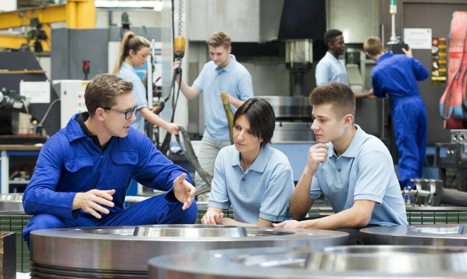 Jak wdrożyć pracowników z Ukrainy do pracy na hali w firmie metalowej