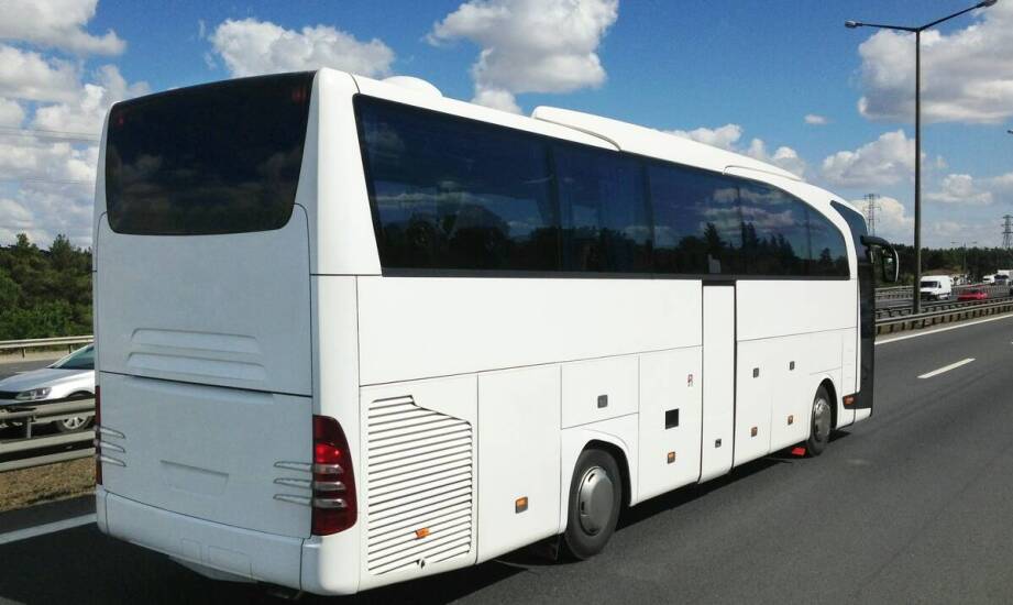 Dlaczego cena za kilometr busa bywa niższa na dłuższej trasie niż na krótkim kursie