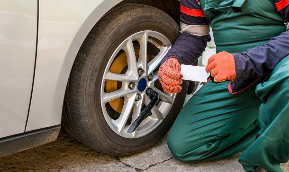Jak ocenić uszkodzenie opony po wjechaniu w dziurę, zanim oddasz auto do serwisu