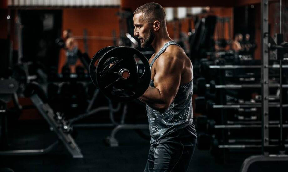 Jak zmieniać pozycję ramienia, by inaczej angażować długą i krótką głowę bicepsa podczas treningu siłowego