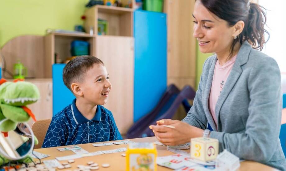 Jak gry planszowe pomagają utrwalać lektury i szkolne treści bez zamieniania nauki w kartkówkę