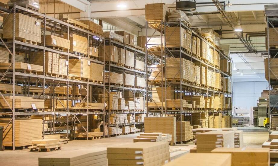 Dlaczego zaplecze materiałowe decyduje o rytmie produkcji mebli kuchennych i biurowych