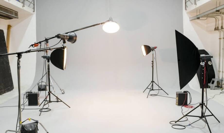 Jak pantografy zmieniają organizację oświetlenia w domowym i małym studiu fotograficznym