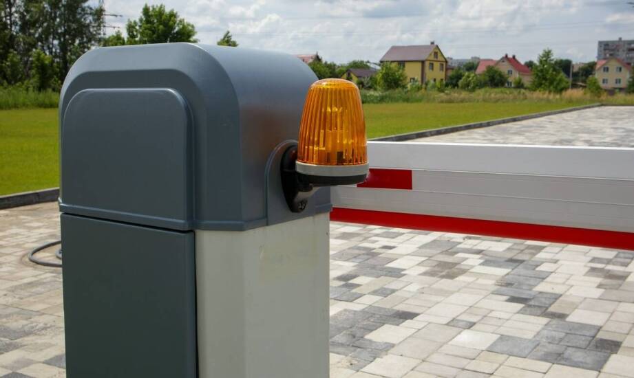 Dlaczego zimą mechanizm szlabanu częściej się zacina i jak ograniczyć awarie