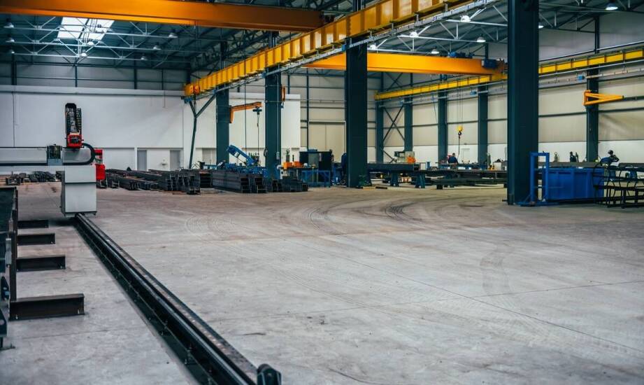 Jak projekt hali stalowej zmienia się, gdy łączysz magazyn z produkcją