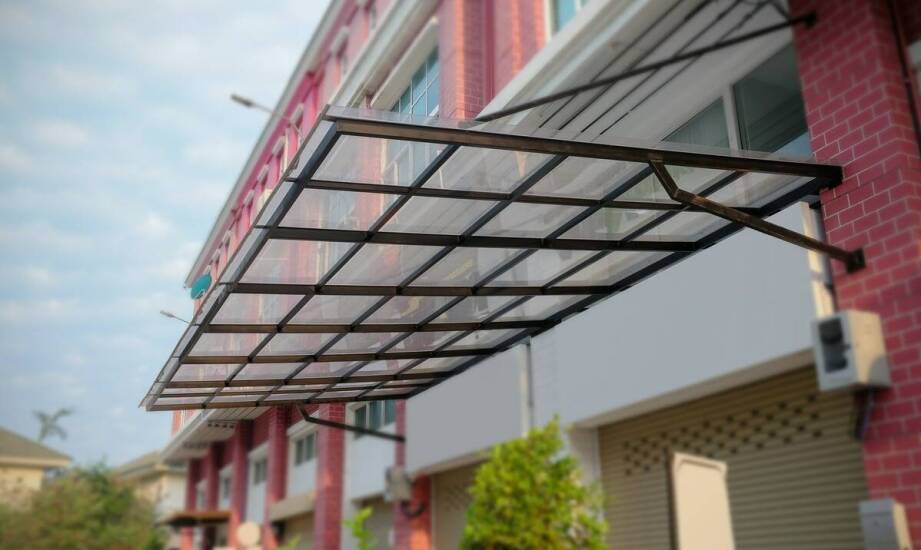 Szklane zadaszenie nad wejściem do sklepu lub biura — jak dopasować je do ruchu i elewacji budynku