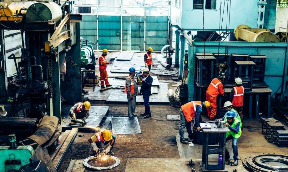 Jakie obowiązki przejmuje dostawca pracowników z Ukrainy przy produkcji metalowej