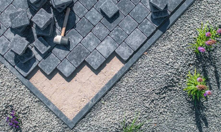 Zielony nalot na kostce brukowej — kiedy preparat chemiczny pomaga, a kiedy potrzebne jest czyszczenie mechaniczne