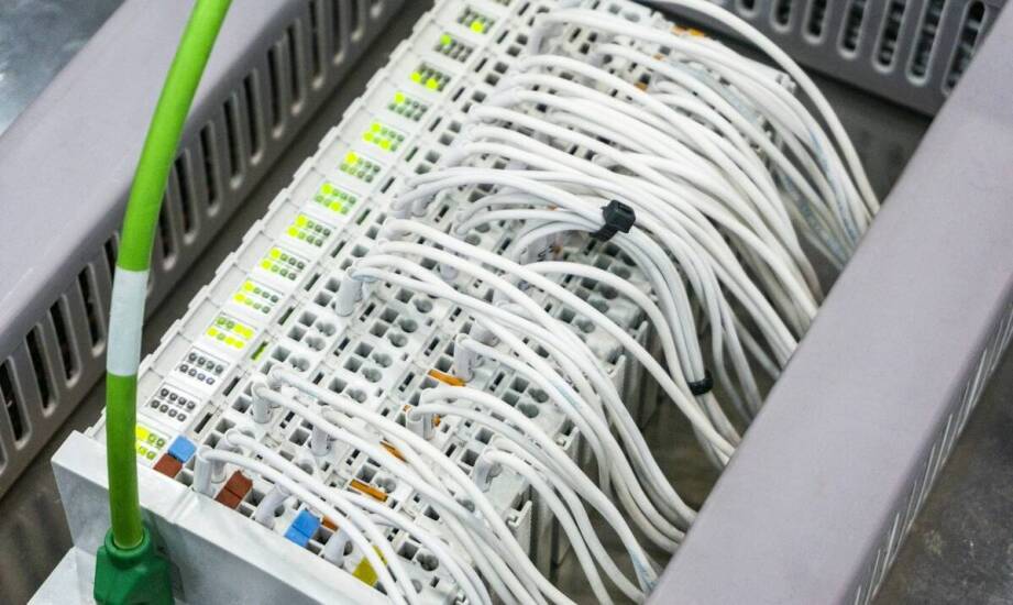 Jak modernizować hotelowe Wi‑Fi bez przerywania IPTV i systemów AV