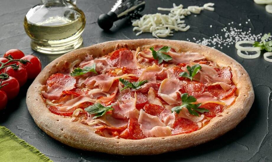 Jak dobrać dodatki i ciasto do pizzy o mocnym, mięsnym profilu z dowozem