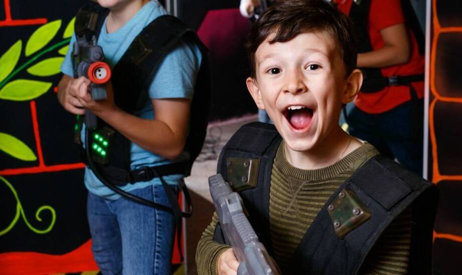 Jak działa karabin w laser tagu i czym różni się między areną a lasem