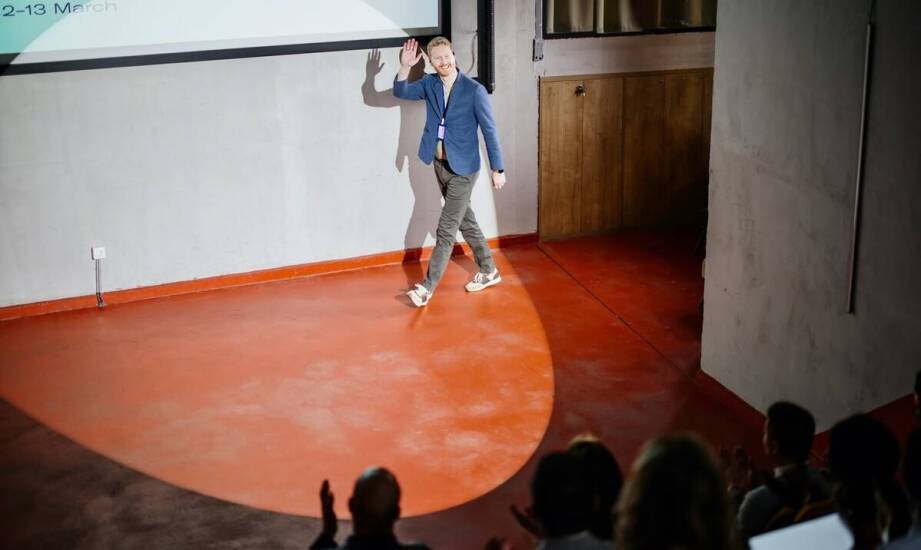 Jak konferansjer na imprezie firmowej porządkuje program i utrzymuje energię uczestników?
