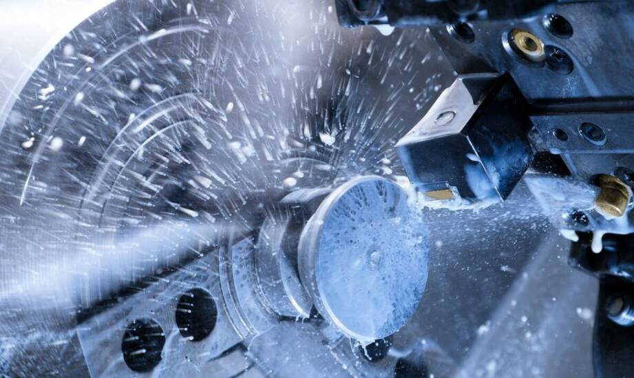 Dlaczego stal, aluminium i nierdzewka inaczej przyjmują powłokę proszkową po obróbce CNC