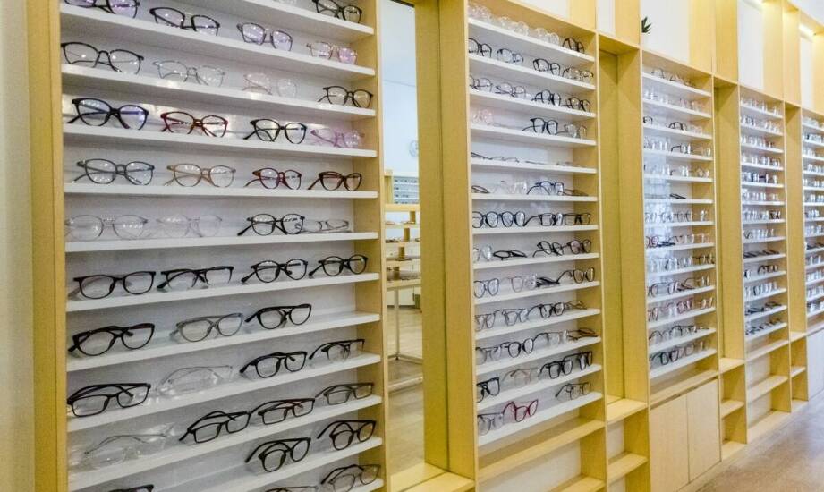 Furla jako punkt odniesienia przy wyborze markowych okularów premium w salonie