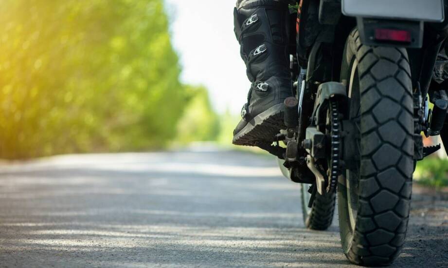 Jak z opisu letnich butów motocyklowych wyłapać realną ochronę i wygodę w mieście