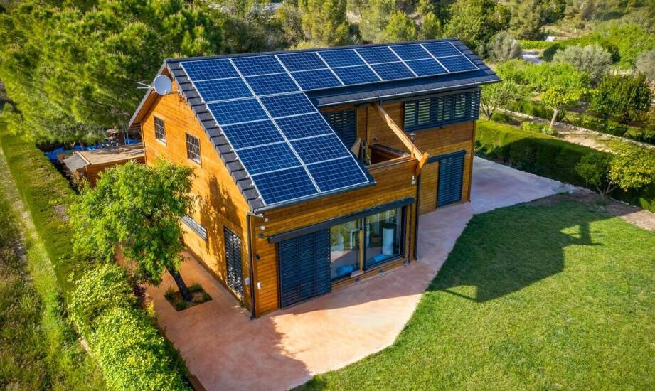 Jak zaprojektować drewniany domek off-grid, by działał samodzielnie przez cały sezon