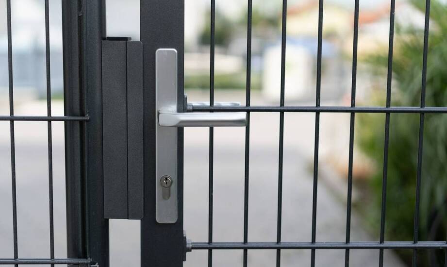 Jak dobrać zaczep i opór furtki do słupka, zamka i kierunku otwierania