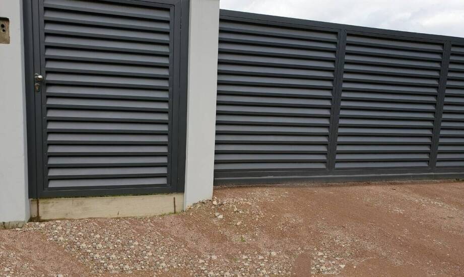 Nowoczesne ogrodzenia metalowe w 2026 roku: proste linie, kolor i prywatność