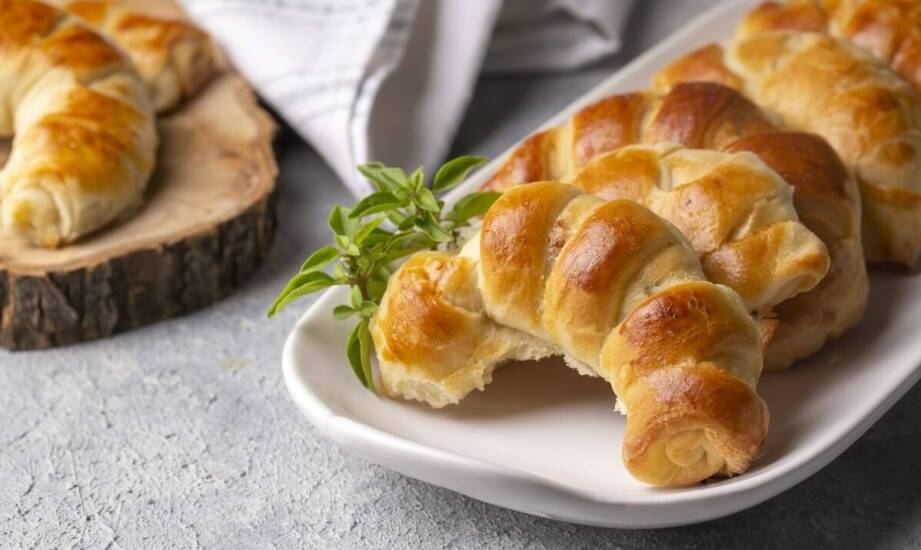 Brioche w gastronomii premium: kiedy maślane bułki wspierają serwis, a kiedy tracą jakość