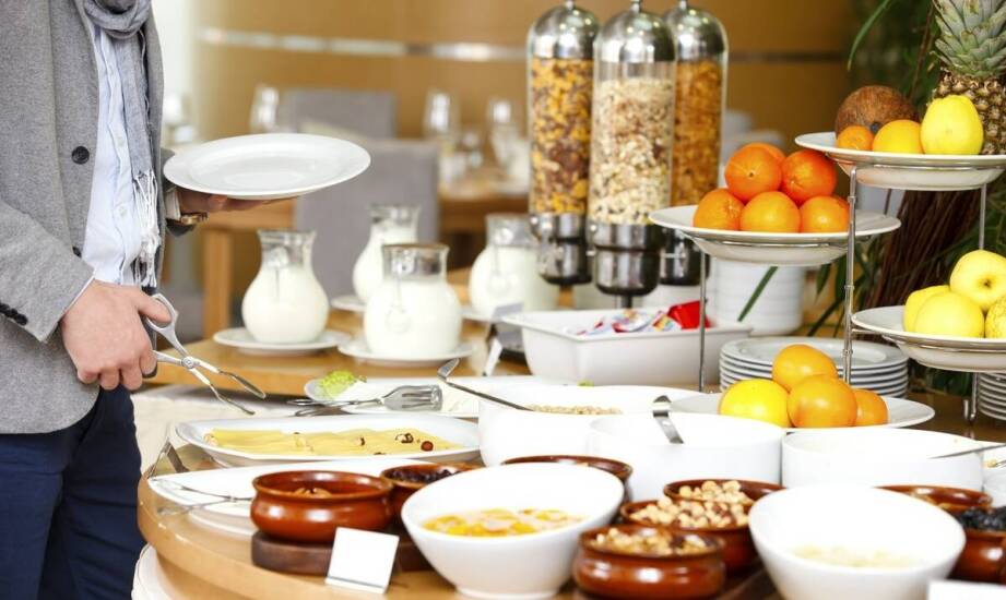 Bufet czy menu à la carte w sopockim hotelu — poranek rodziny, pary i gościa biznesowego