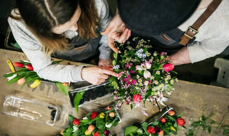 Jak powstaje kompozycja w pracowni florystycznej — od zamówienia do gotowej aranżacji