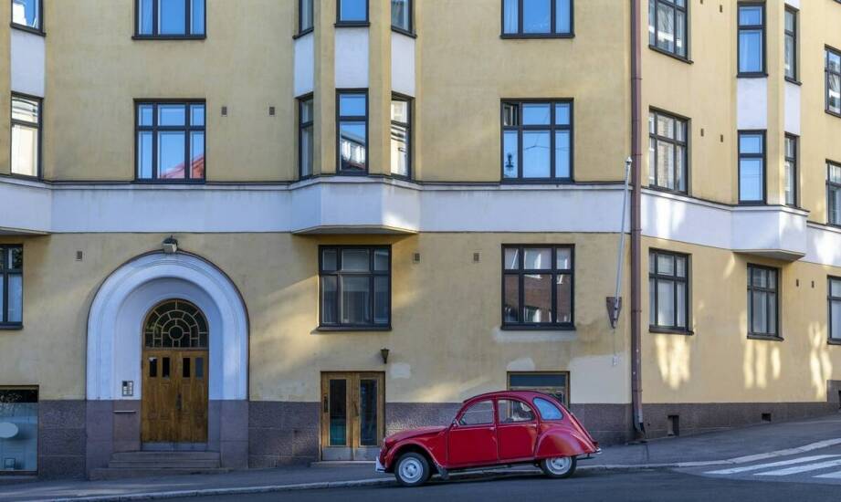 Auto na czas zakupu mieszkania z obciążeniem komorniczym — kiedy krótki wynajem pomaga