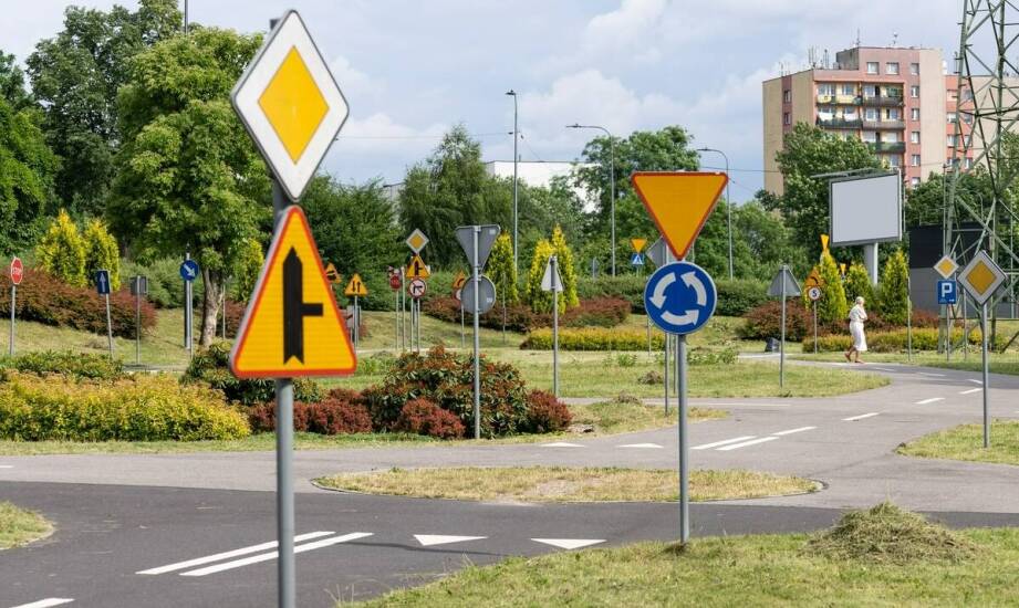 Znaki pierwszeństwa, które rozstrzygają sytuację na skrzyżowaniu i najczęściej decydują o odpowiedzi na egzaminie teoretycznym