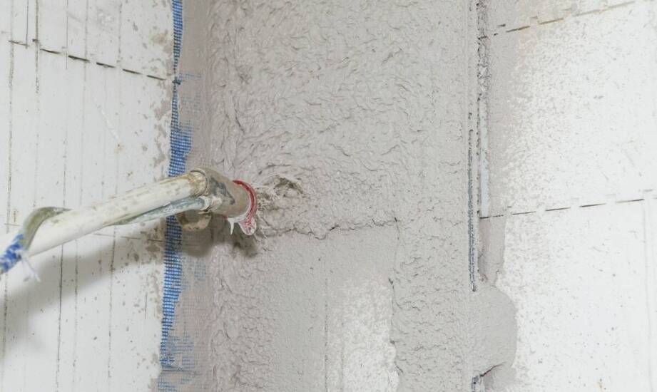 Beton komórkowy przed tynkiem — jak ograniczyć zbyt szybkie odciąganie wody