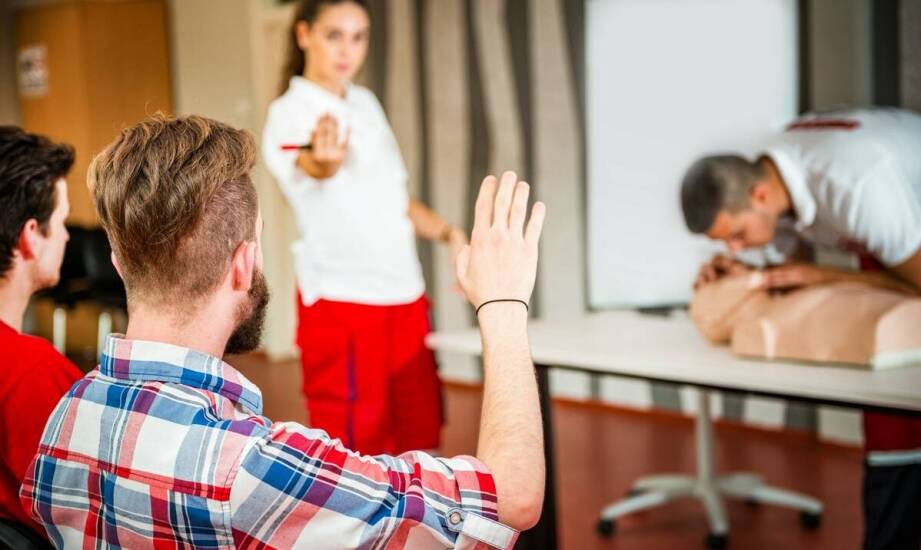 Jakie scenariusze szkolne powinien obejmować kurs pierwszej pomocy dla nauczyciela EDB
