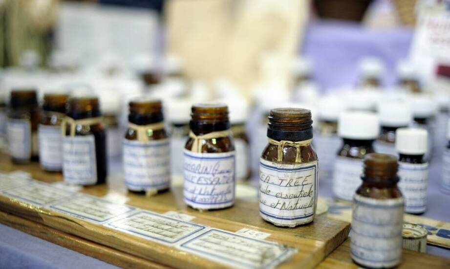 Naturalne surowce zapachowe a trwałość kompozycji w perfumach, kosmetykach i świecach
