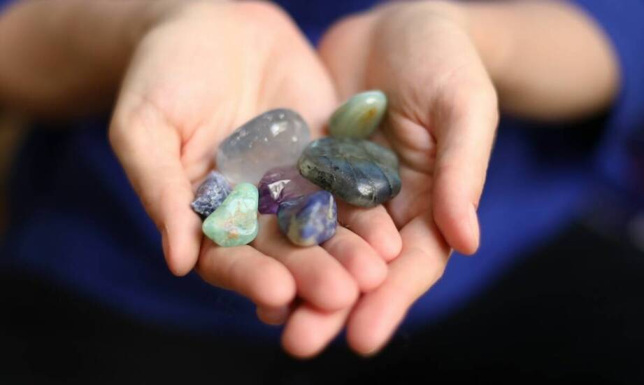 Amulet z kamienia naturalnego na co dzień — jak dobrać minerał, formę i oczyszczanie