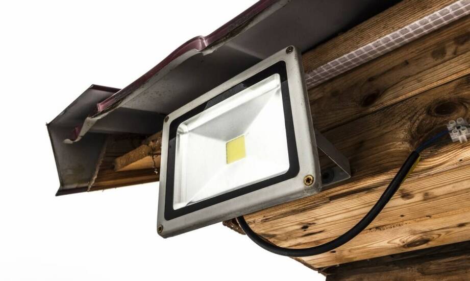 Jak ocenić zewnętrzny naświetlacz LED 100 W, zanim zastąpi tradycyjny halogen